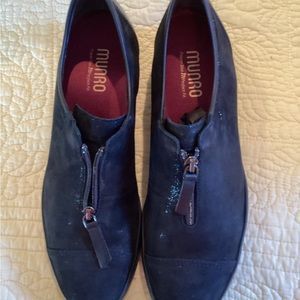 Munro’s 9.5 narrow Roslyn Black Suede New Never Worn